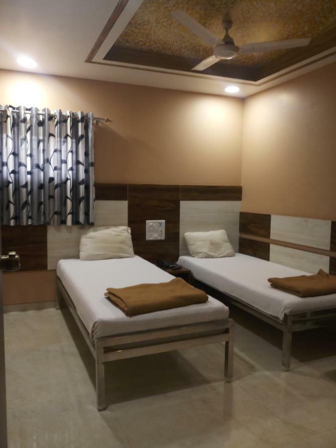 Hotel Crystal Сурат Екстер'єр фото